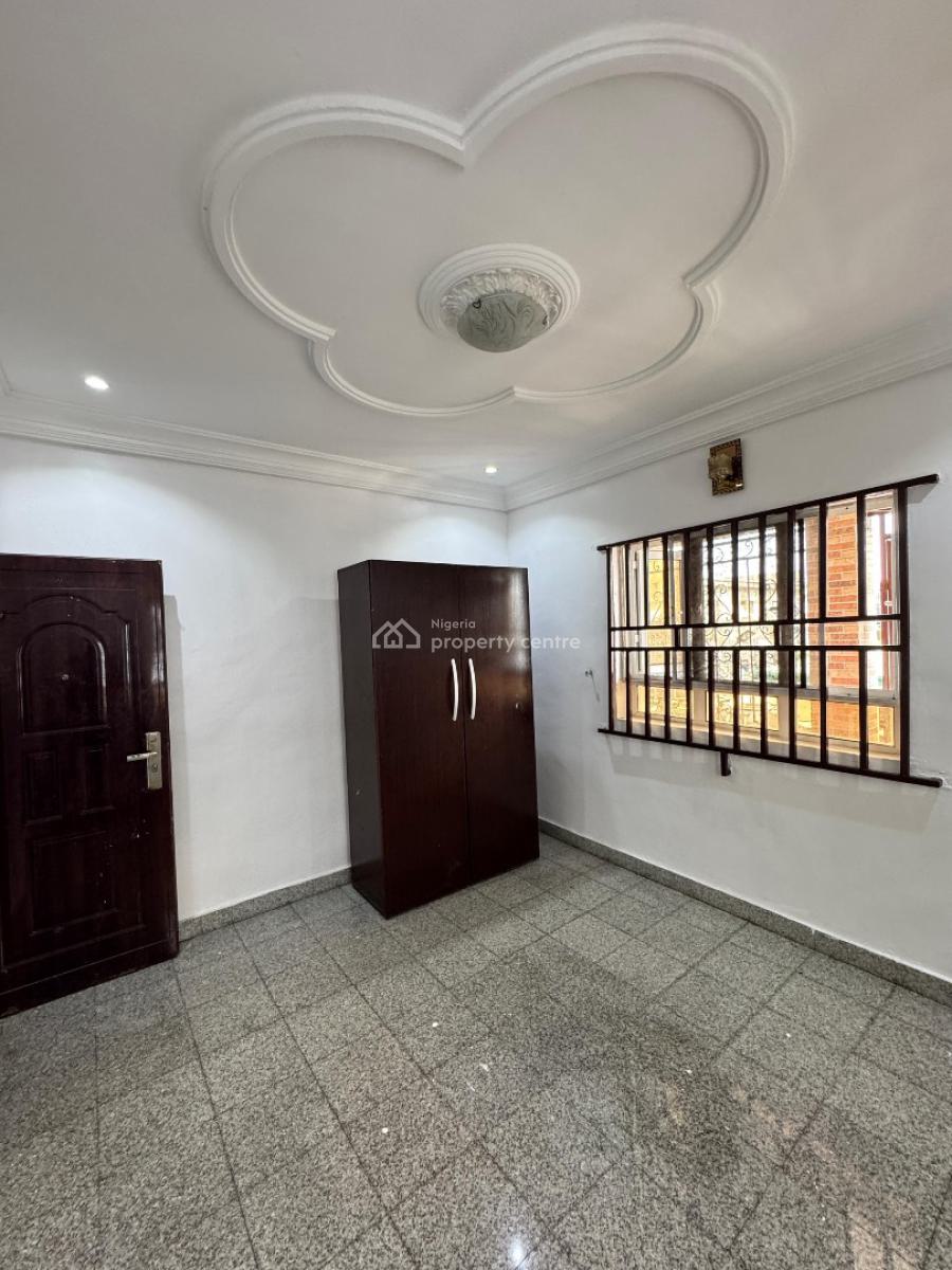 Well Maintained Spacious Upstairs, Right Side, Lekki Phase 1, Lekki, Lagos, Flat / Apartment for Rent