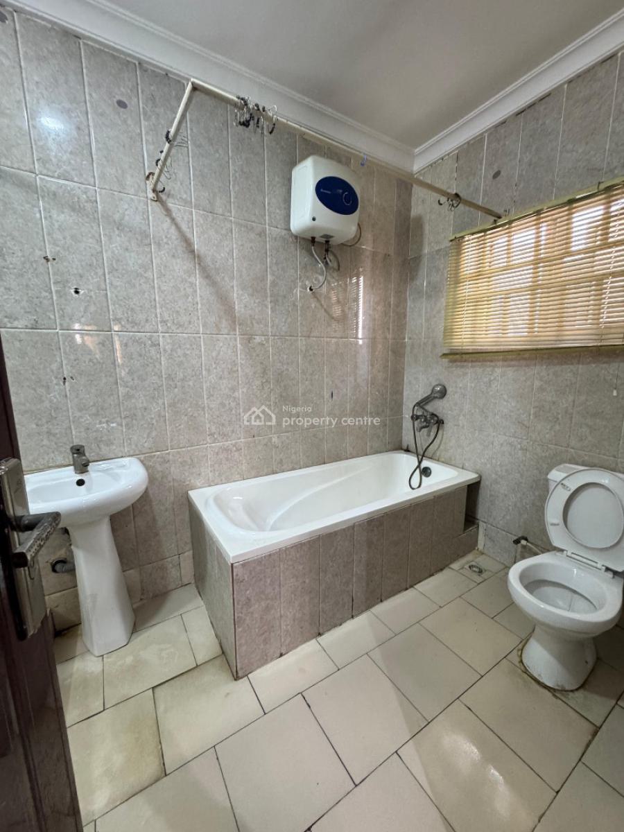 Well Maintained Spacious Upstairs, Right Side, Lekki Phase 1, Lekki, Lagos, Flat / Apartment for Rent