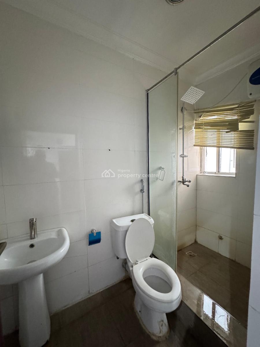 Well Maintained Spacious Upstairs, Right Side, Lekki Phase 1, Lekki, Lagos, Flat / Apartment for Rent