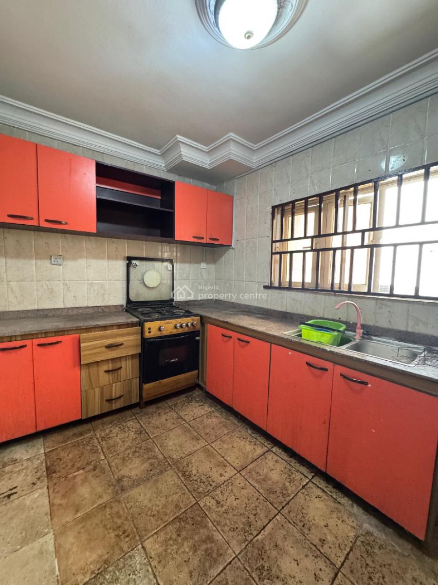 Well Maintained Spacious Upstairs, Right Side, Lekki Phase 1, Lekki, Lagos, Flat / Apartment for Rent