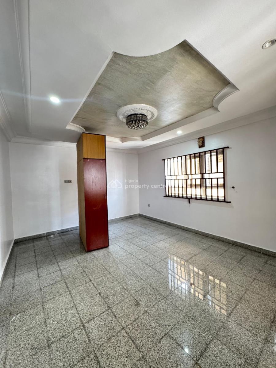 Well Maintained Spacious Upstairs, Right Side, Lekki Phase 1, Lekki, Lagos, Flat / Apartment for Rent