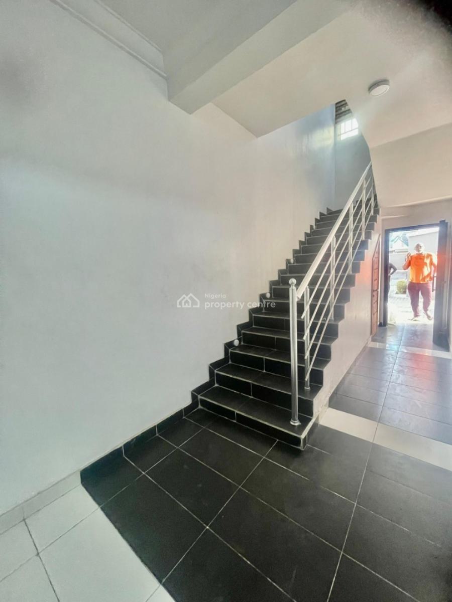 Well Maintained 3bedroom Terrace with a Room Boys Quarter, Jide Sanyer Drive Lekki, Lekki, Lagos, Terraced Duplex for Sale