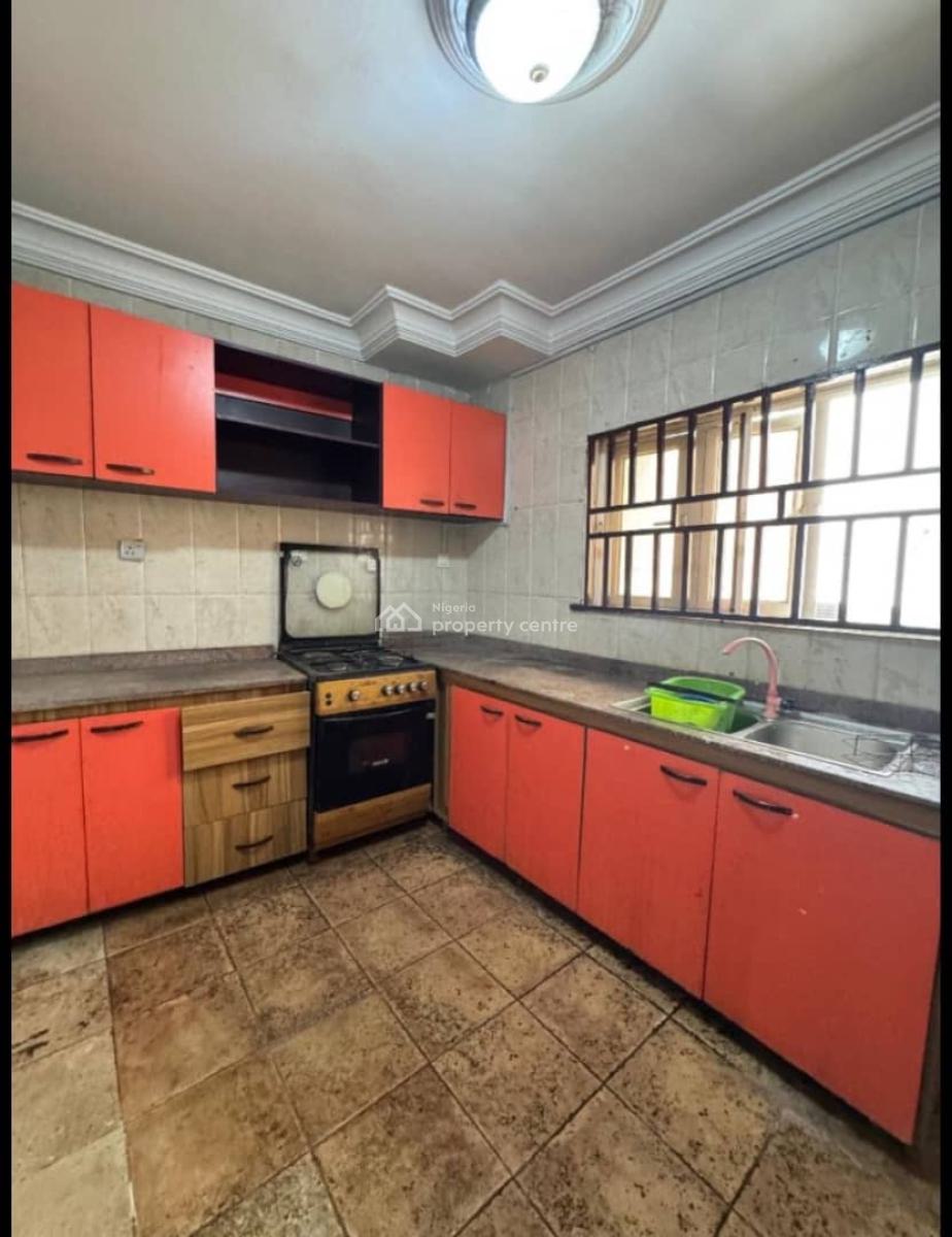 Well Maintained 2 Bedroom Flat Upfloor, Lekki Phase 1, Lekki, Lagos, Flat / Apartment for Rent