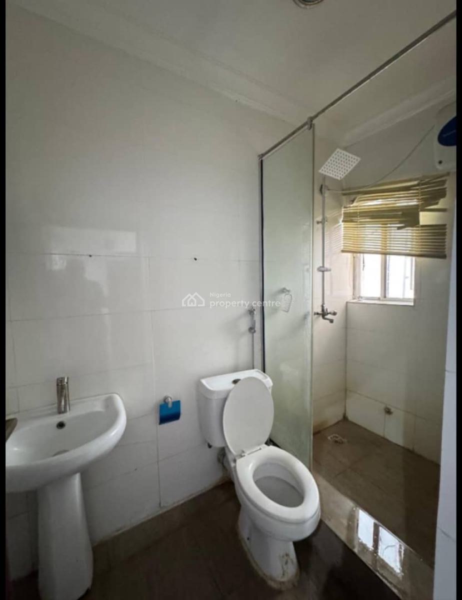 Well Maintained 2 Bedroom Flat Upfloor, Lekki Phase 1, Lekki, Lagos, Flat / Apartment for Rent