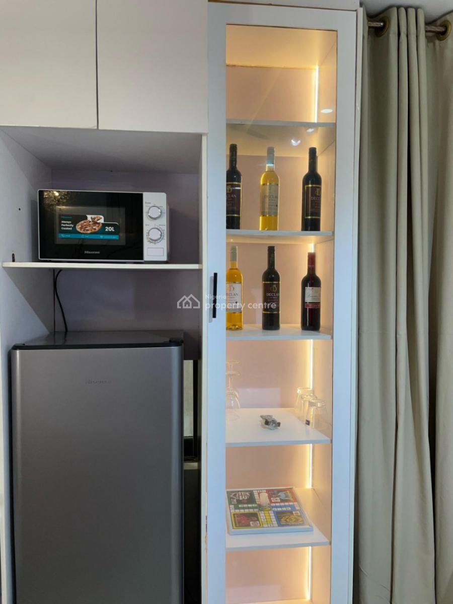 Tomi Cozy One Bedroom Flat + Ps4, 247 Power, Massive Balcony & Pool, Ikate, Lekki, Lagos, Mini Flat (room and Parlour) Short Let