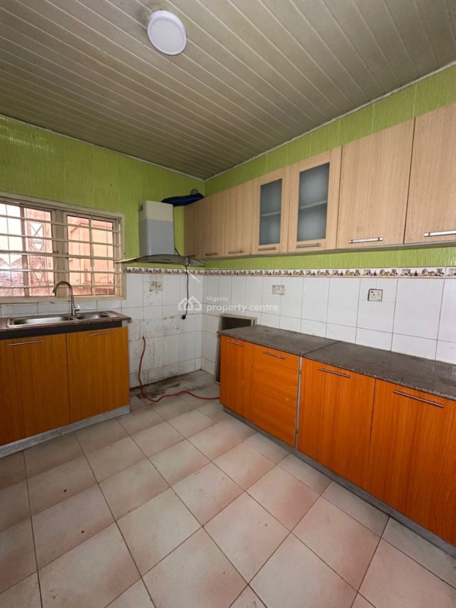 3 Bedroom Apartment in a Spacious Compound, Agungi, Lekki, Lagos, Flat / Apartment for Rent