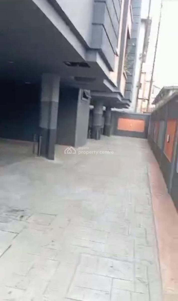Relatively New and Serviced 3 Bedroom Up Flat, Anthony, Maryland, Lagos, Flat / Apartment for Rent