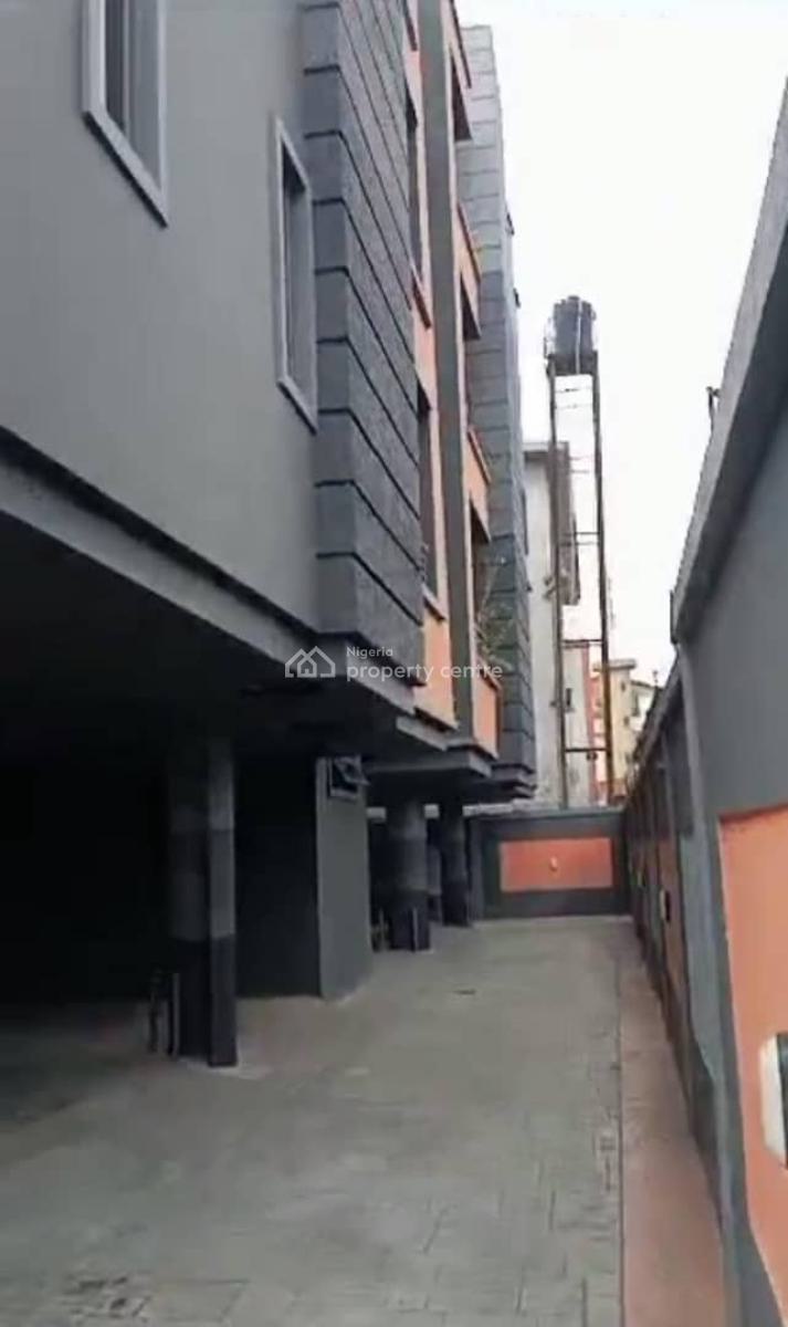 Relatively New and Serviced 3 Bedroom Up Flat, Anthony, Maryland, Lagos, Flat / Apartment for Rent