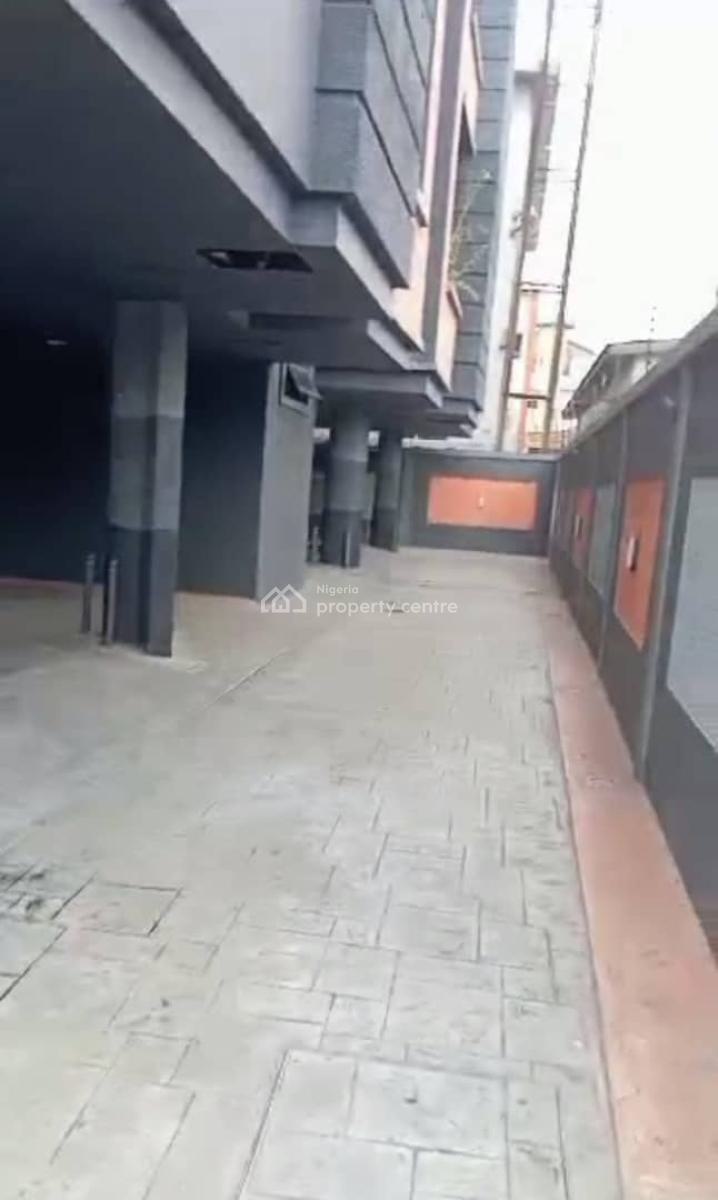 Relatively New and Serviced 3 Bedroom Up Flat, Anthony, Maryland, Lagos, Flat / Apartment for Rent