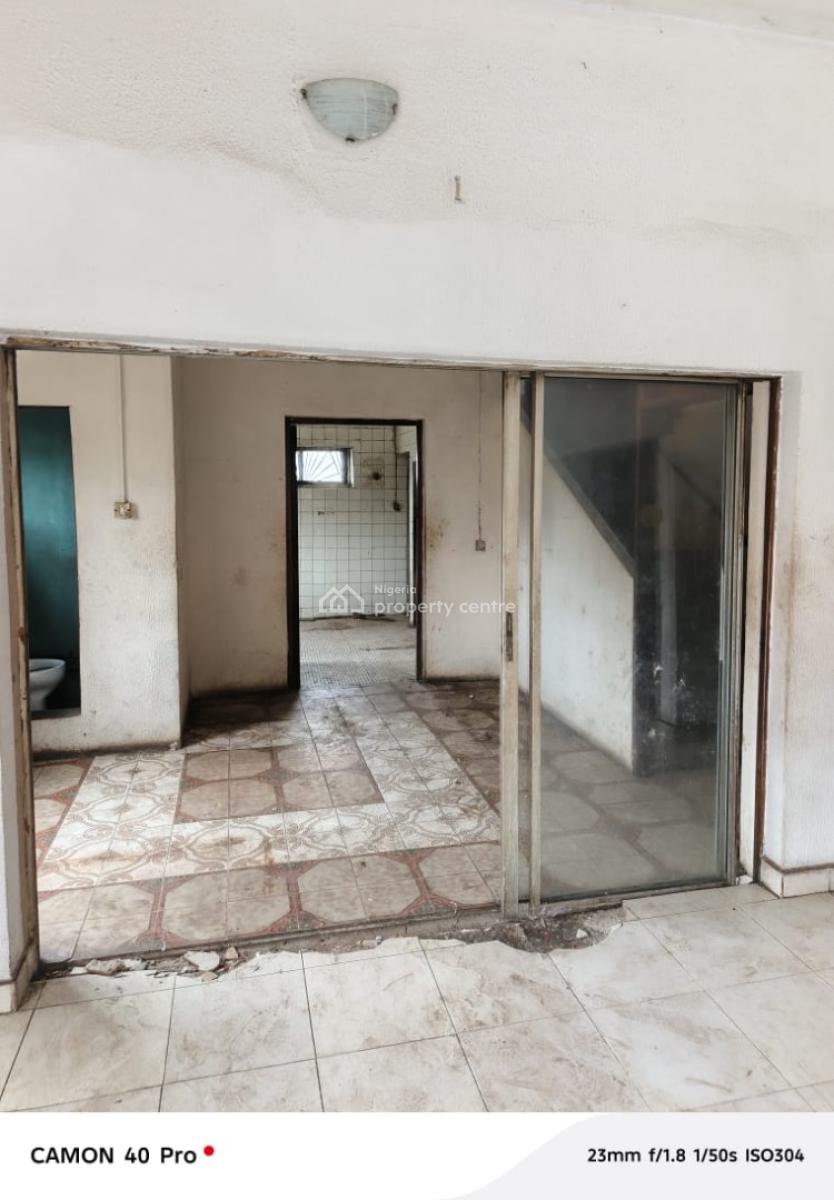 Spacious Old 4 Bedroom Duplex, Off Folagoro Road, Fola Agoro, Yaba, Lagos, House for Sale