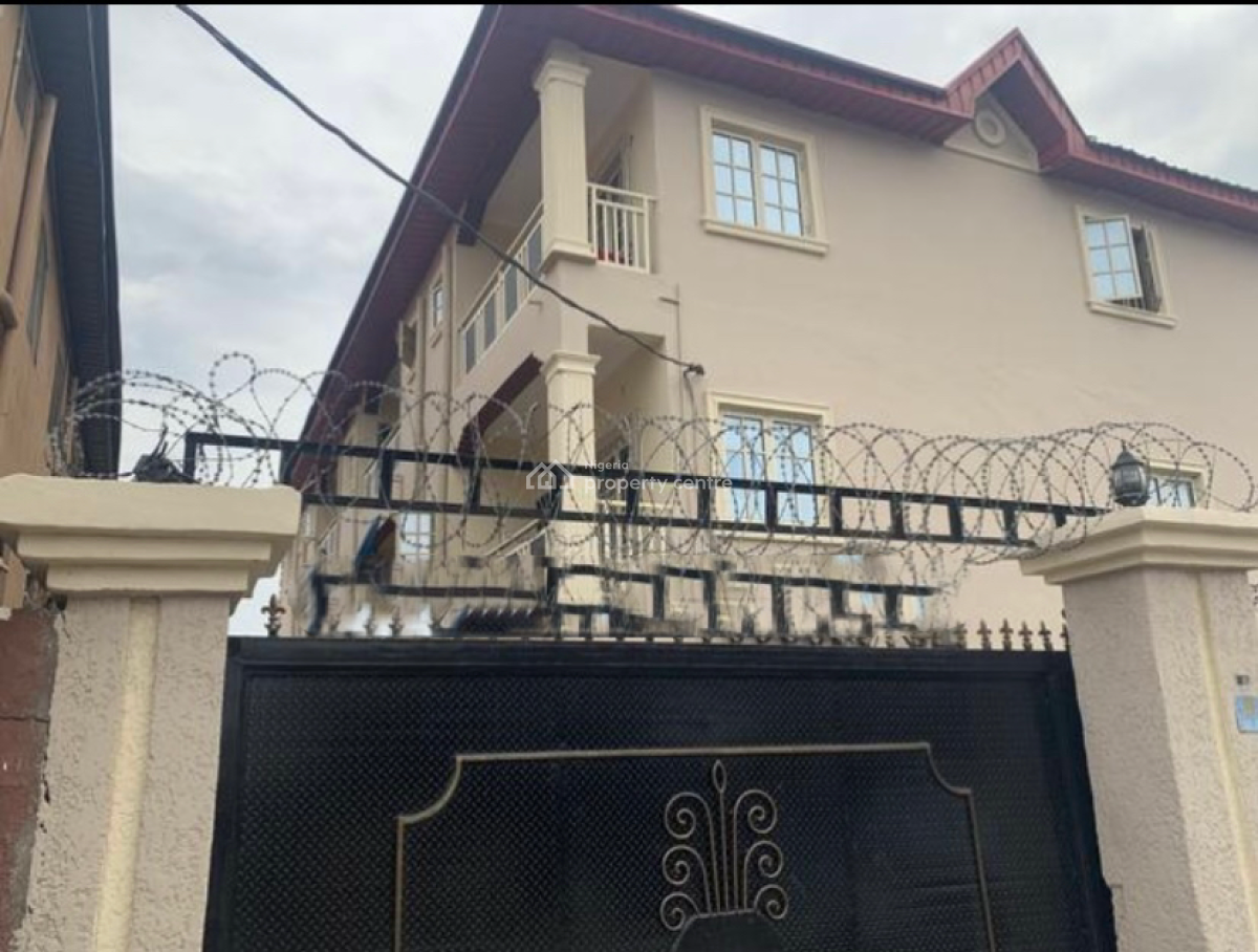 This Is a Spacious and Well-maintained 3 Bedroom, Fola Agoro, Yaba, Lagos, Flat / Apartment for Rent