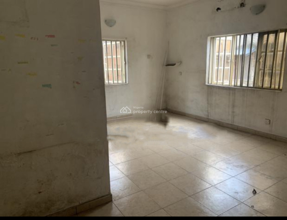 This Is a Spacious and Well-maintained 3 Bedroom, Fola Agoro, Yaba, Lagos, Flat / Apartment for Rent