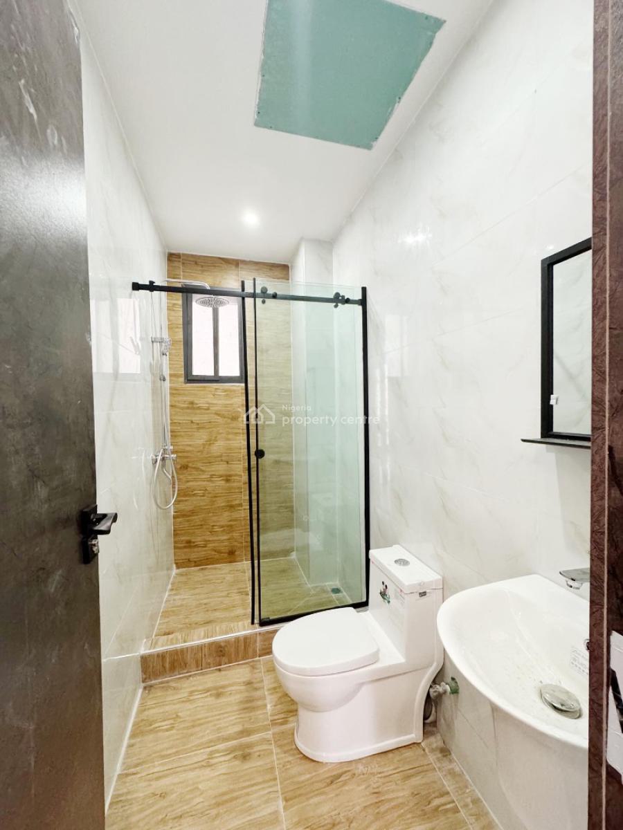 Lovely 2 Bedroom Apartment with Bq, Lekki Phase 1, Lekki, Lagos, Block of Flats for Sale