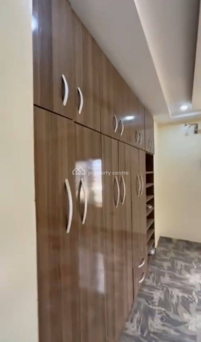 Luxury Clean 3 Bedroom Flat, 1st Floor, Tarred Road, Gilmore, Jahi, Abuja, Flat / Apartment for Rent