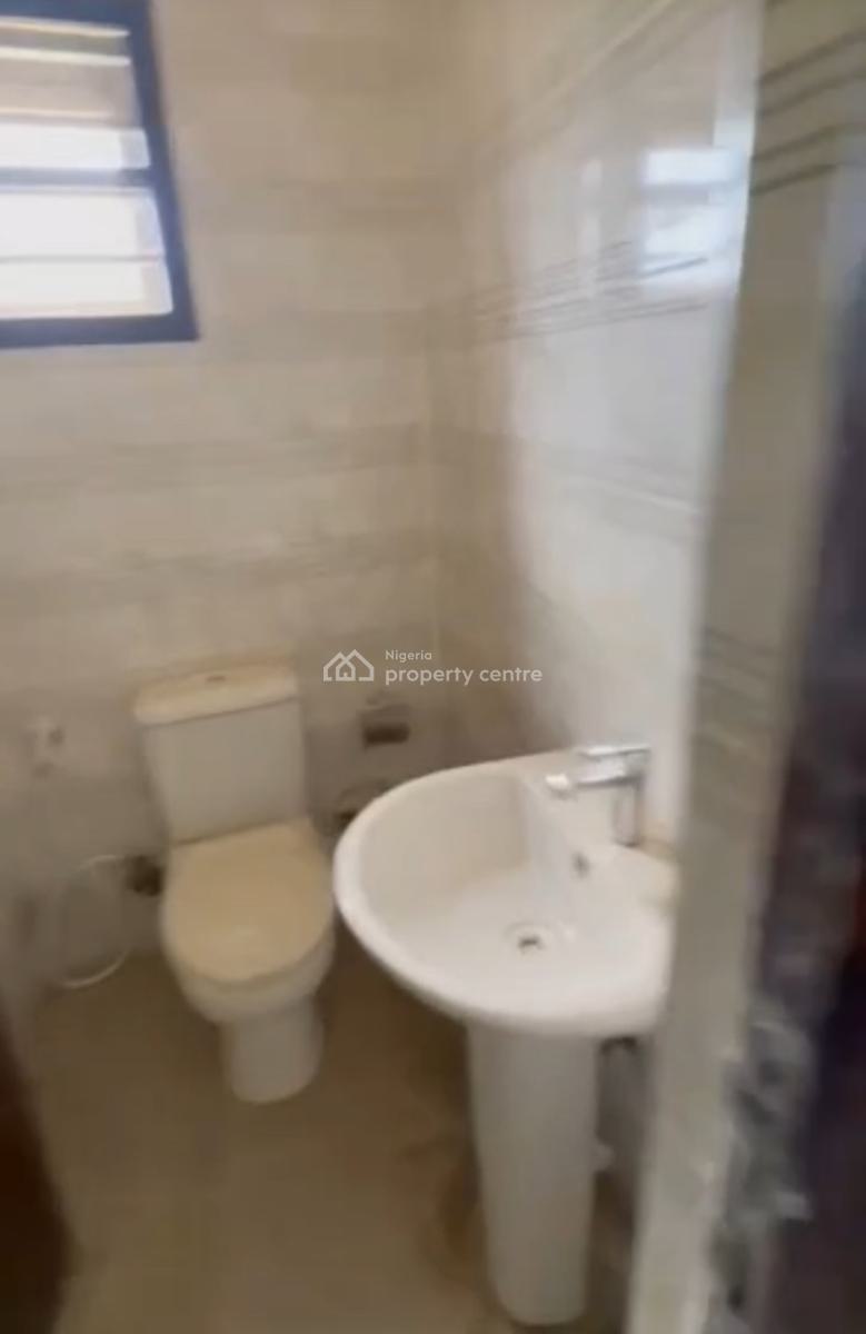 Luxury Clean 3 Bedroom Flat, 1st Floor, Tarred Road, Gilmore, Jahi, Abuja, Flat / Apartment for Rent