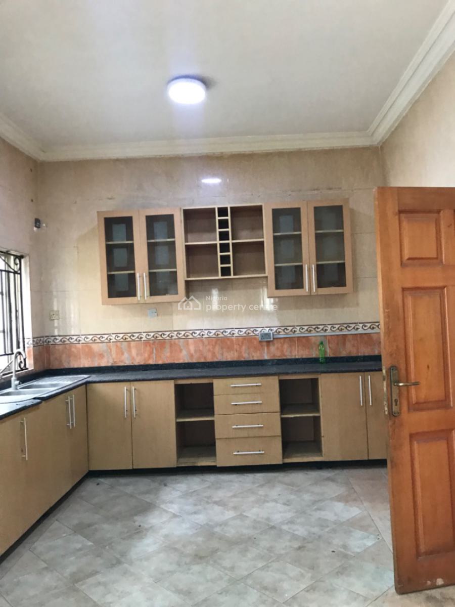 Newly Renovated 4 Bedroom Semi Detached with 2 Rooms Bq @lekki Phase 1, Off Admiralty Way, Lekki Phase 1, Lekki, Lagos, Semi-detached Duplex for Rent