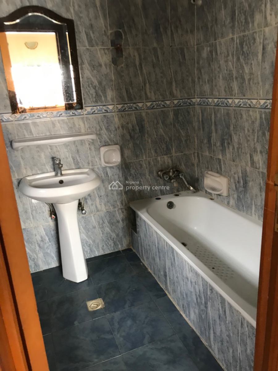 Newly Renovated 4 Bedroom Semi Detached with 2 Rooms Bq @lekki Phase 1, Off Admiralty Way, Lekki Phase 1, Lekki, Lagos, Semi-detached Duplex for Rent