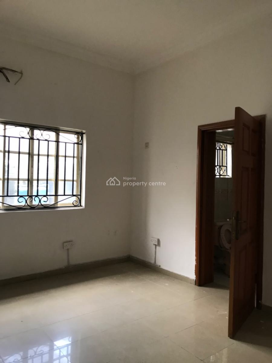 Newly Renovated 4 Bedroom Semi Detached with 2 Rooms Bq @lekki Phase 1, Off Admiralty Way, Lekki Phase 1, Lekki, Lagos, Semi-detached Duplex for Rent