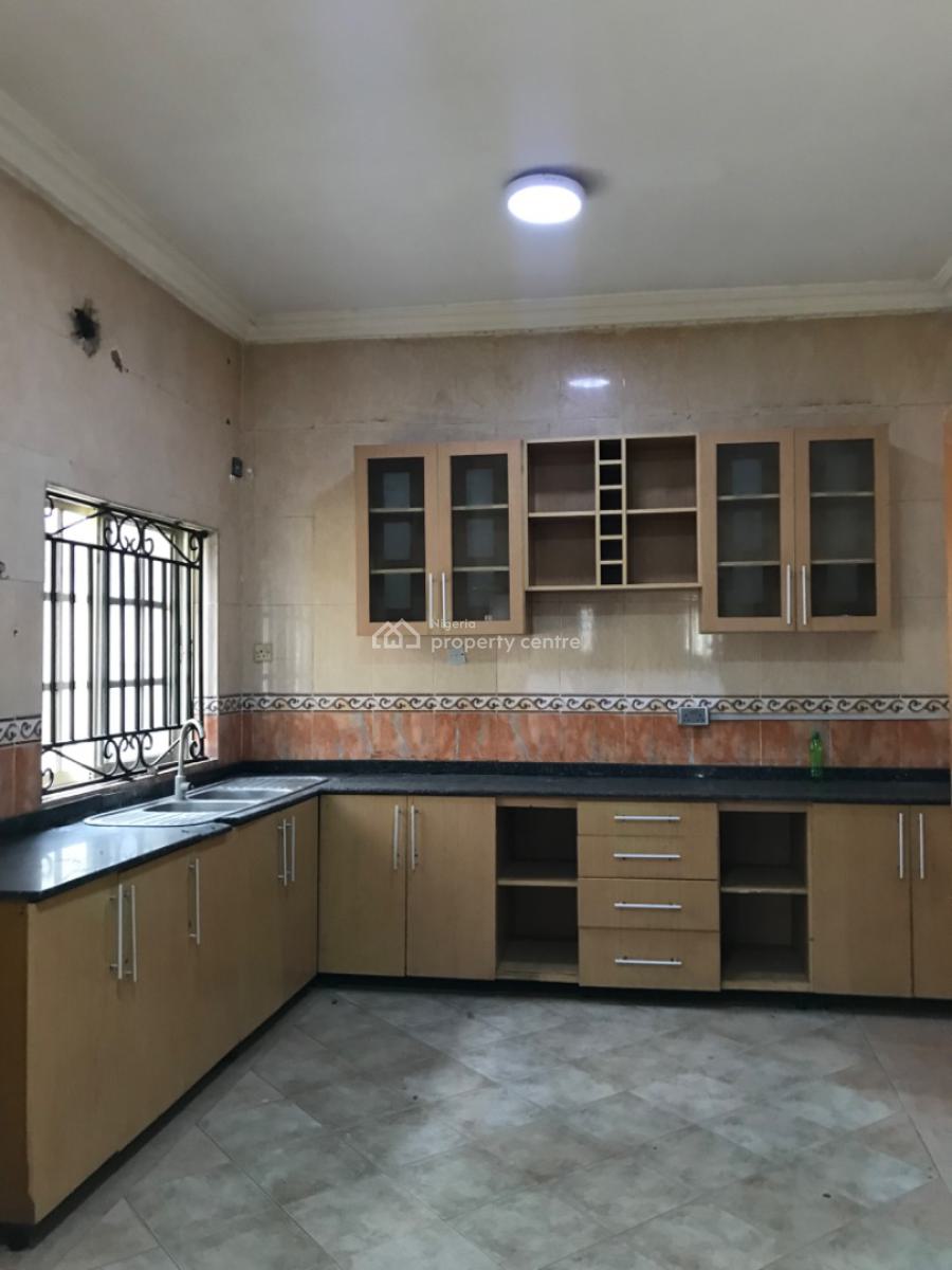 Newly Renovated 4 Bedroom Semi Detached with 2 Rooms Bq @lekki Phase 1, Off Admiralty Way, Lekki Phase 1, Lekki, Lagos, Semi-detached Duplex for Rent