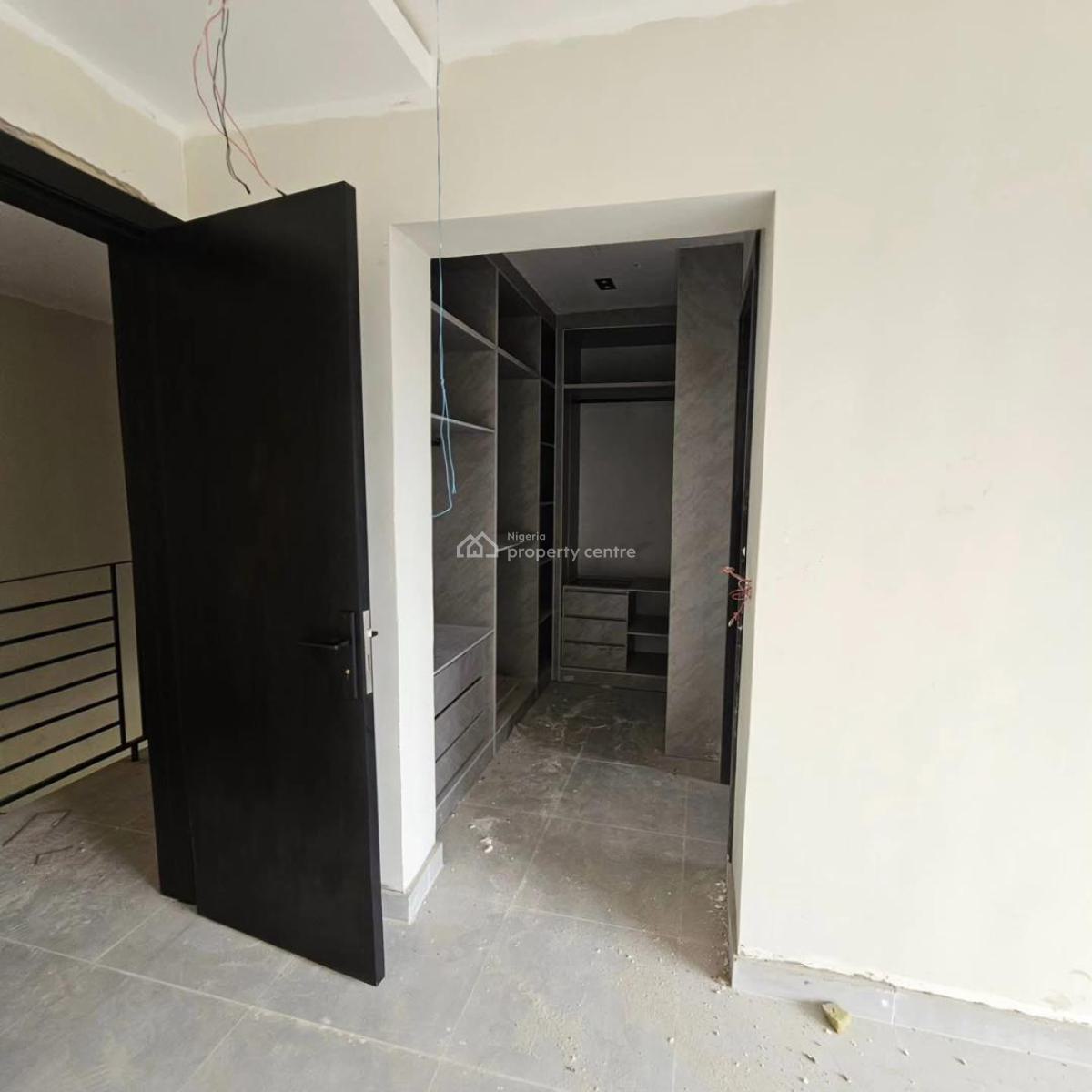 Spacious 4bedroom Duplex with Fitted Facilities, Obanikoro, Shomolu, Lagos, Terraced Duplex for Sale