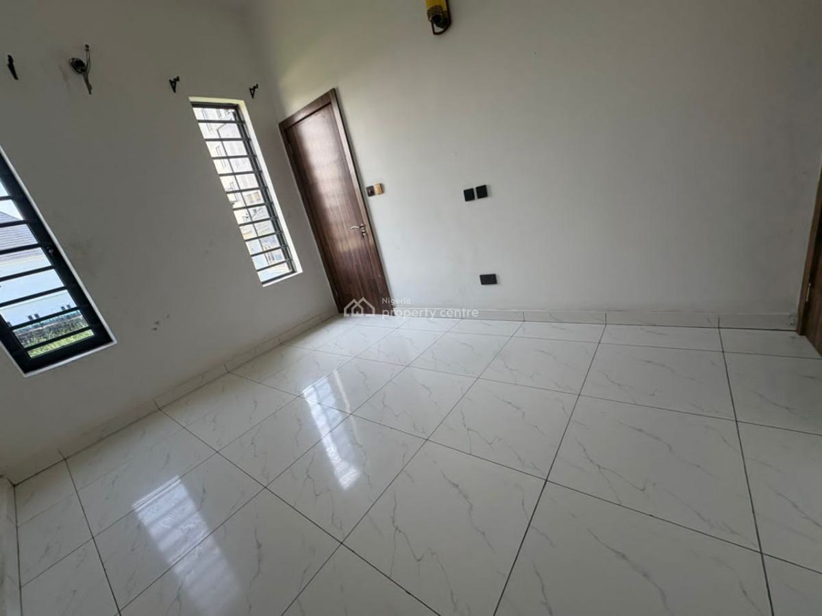 Semi Masters Room Upstairs Sharing Kitchen Only, Orchid Road, Lekki, Lagos, Flat / Apartment for Rent