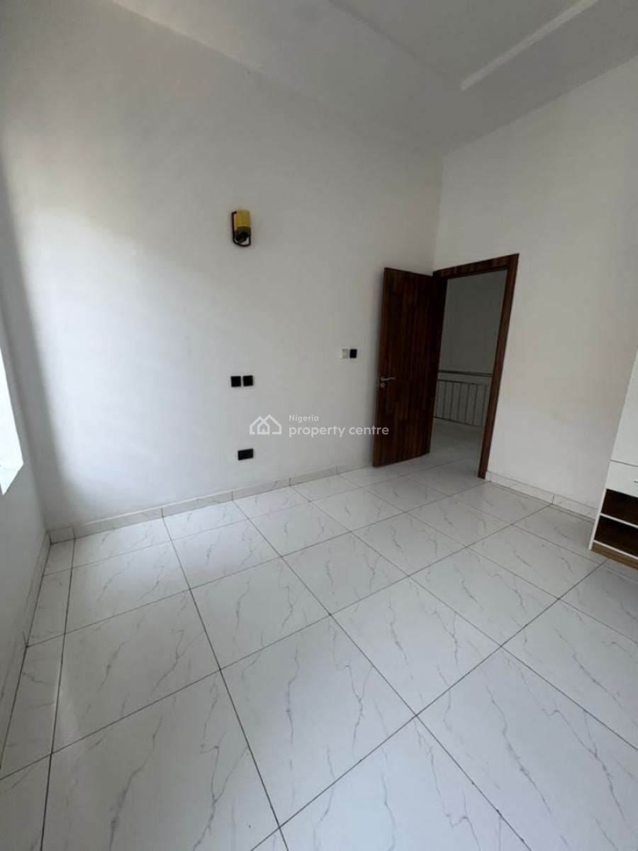 Semi Masters Room Upstairs Sharing Kitchen Only, Orchid Road, Lekki, Lagos, Flat / Apartment for Rent