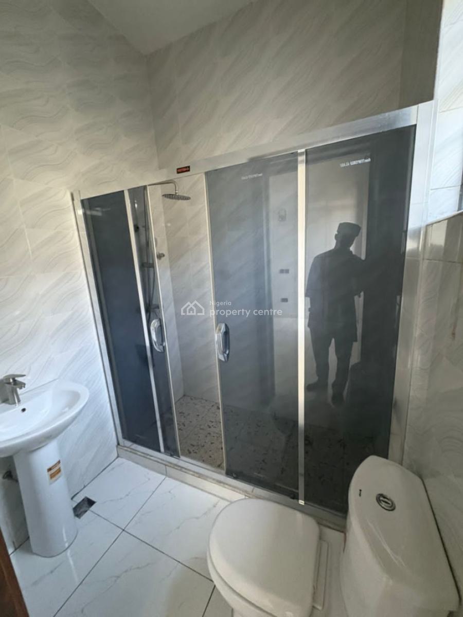 Semi Masters Room Upstairs Sharing Kitchen Only, Orchid Road, Lekki, Lagos, Flat / Apartment for Rent