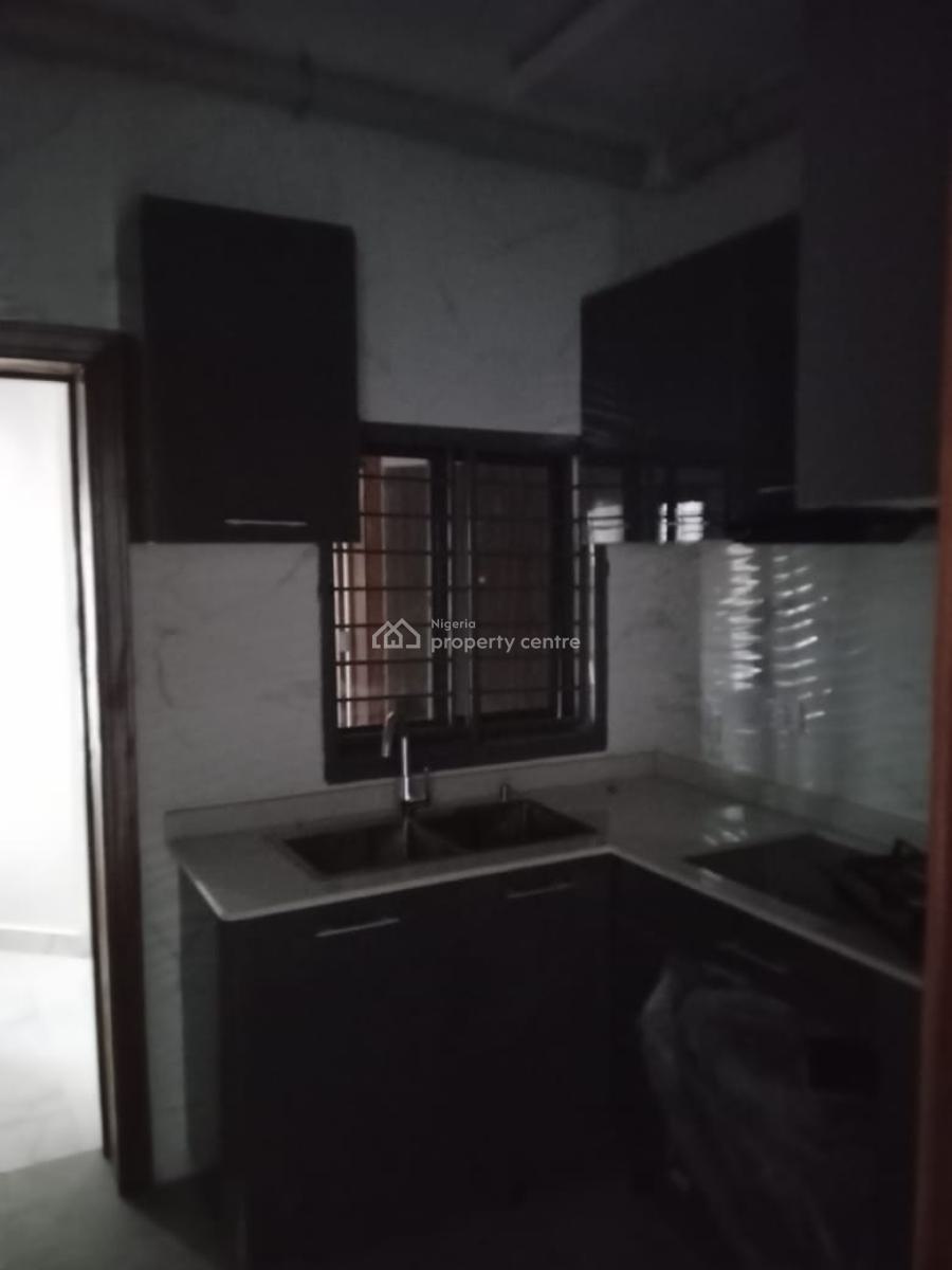 Serviced 2 Bedroom En-suite Flat with Fitted Kitchen, Cooker, Heat Ext, Lekki Phase 1, Lekki, Lagos, Flat / Apartment for Rent