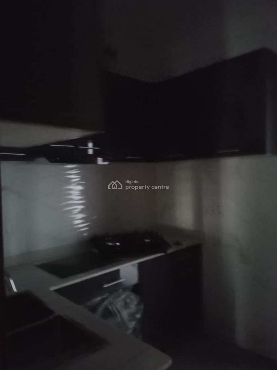 Serviced 2 Bedroom En-suite Flat with Fitted Kitchen, Cooker, Heat Ext, Lekki Phase 1, Lekki, Lagos, Flat / Apartment for Rent
