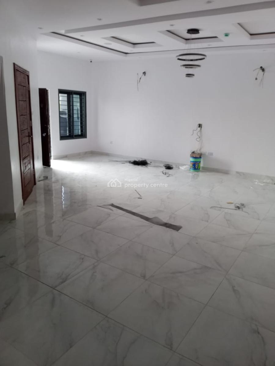 Serviced 2 Bedroom En-suite Flat with Fitted Kitchen, Cooker, Heat Ext, Lekki Phase 1, Lekki, Lagos, Flat / Apartment for Rent