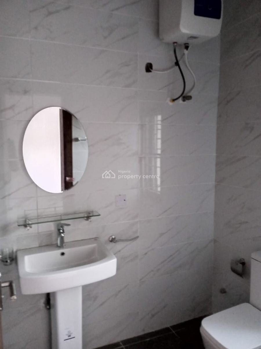 Serviced 2 Bedroom En-suite Flat with Fitted Kitchen, Cooker, Heat Ext, Lekki Phase 1, Lekki, Lagos, Flat / Apartment for Rent