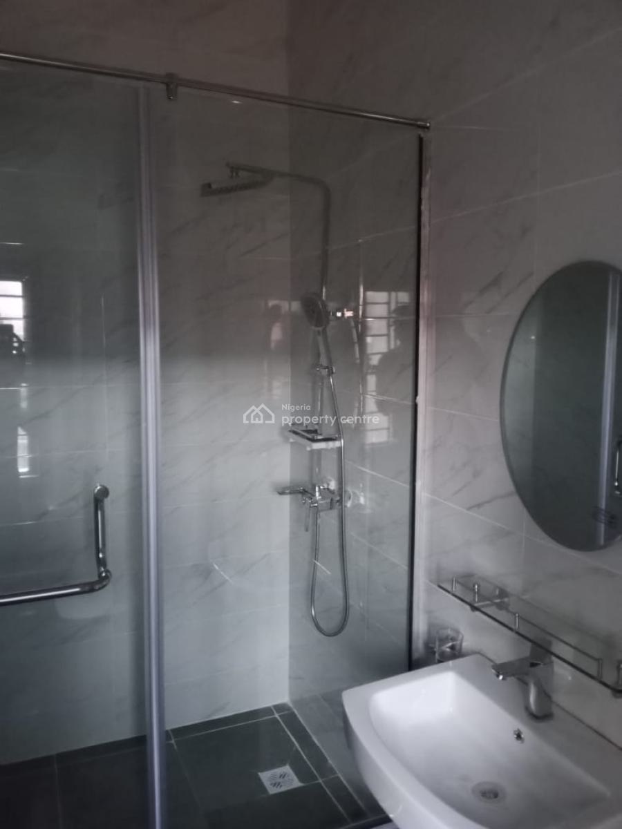 Serviced 2 Bedroom En-suite Flat with Fitted Kitchen, Cooker, Heat Ext, Lekki Phase 1, Lekki, Lagos, Flat / Apartment for Rent