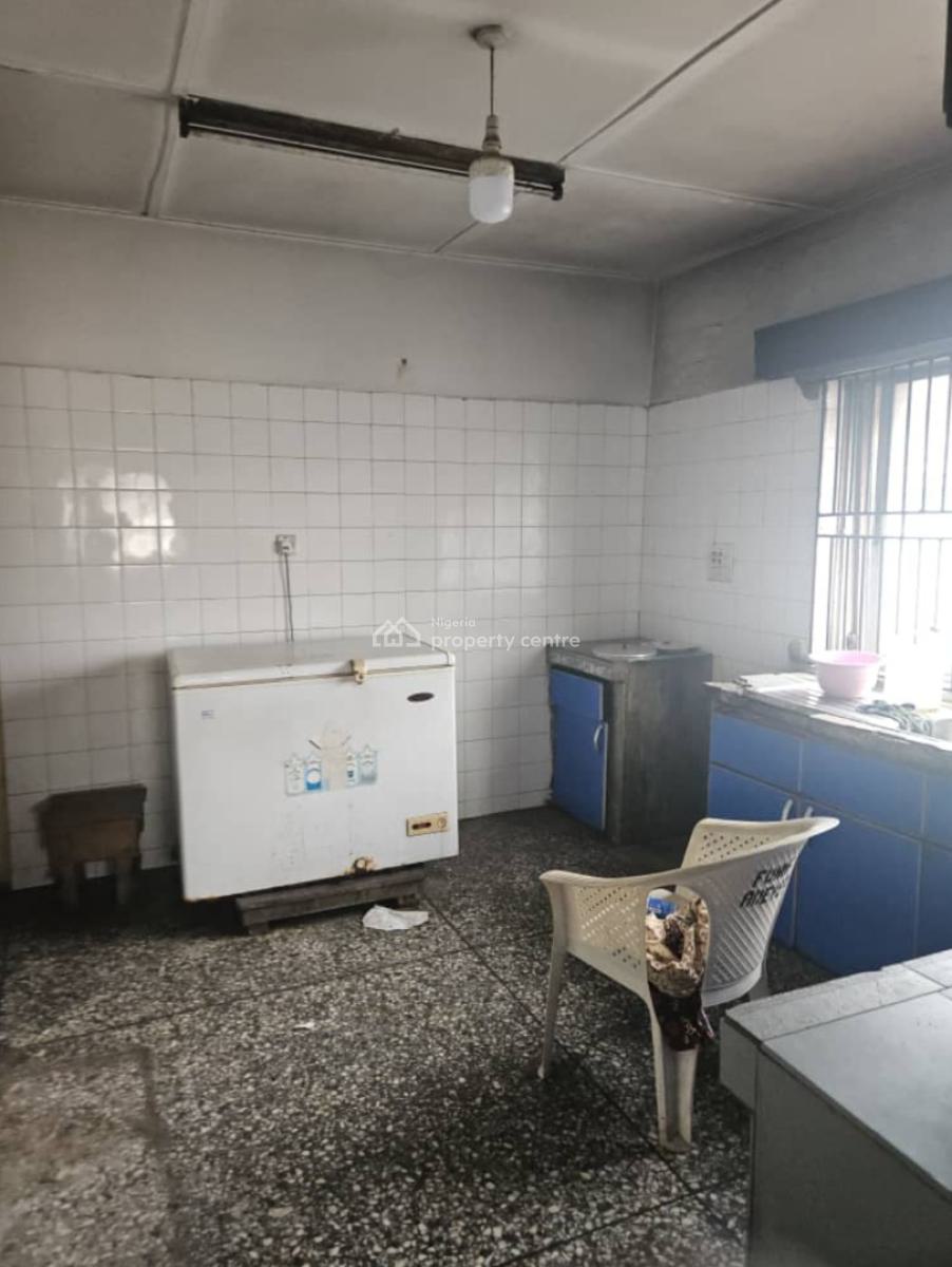 Spacious 4 Bedrom Flat (upstairs), Lovely Environment Inside Omole Phase 2 Estate Ikeja, Omole Phase 2, Ikeja, Lagos, Flat / Apartment for Rent