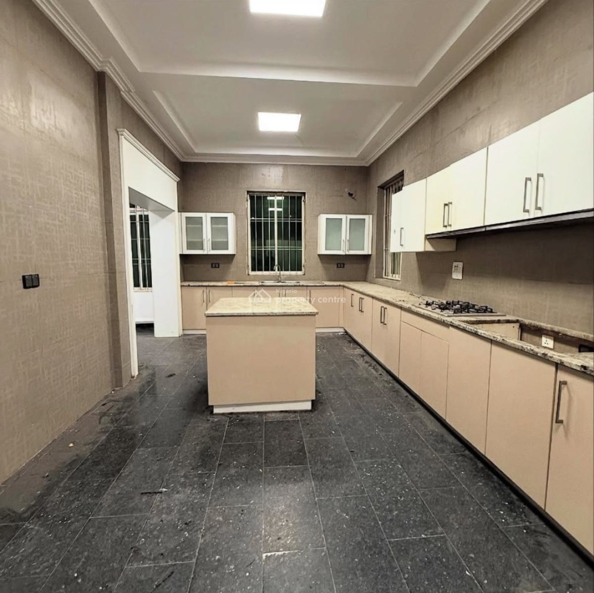 7bedrooms Mansion with a Swimming Pool, a Penthouse and Basement, Guzape District, Abuja, Detached Duplex for Sale