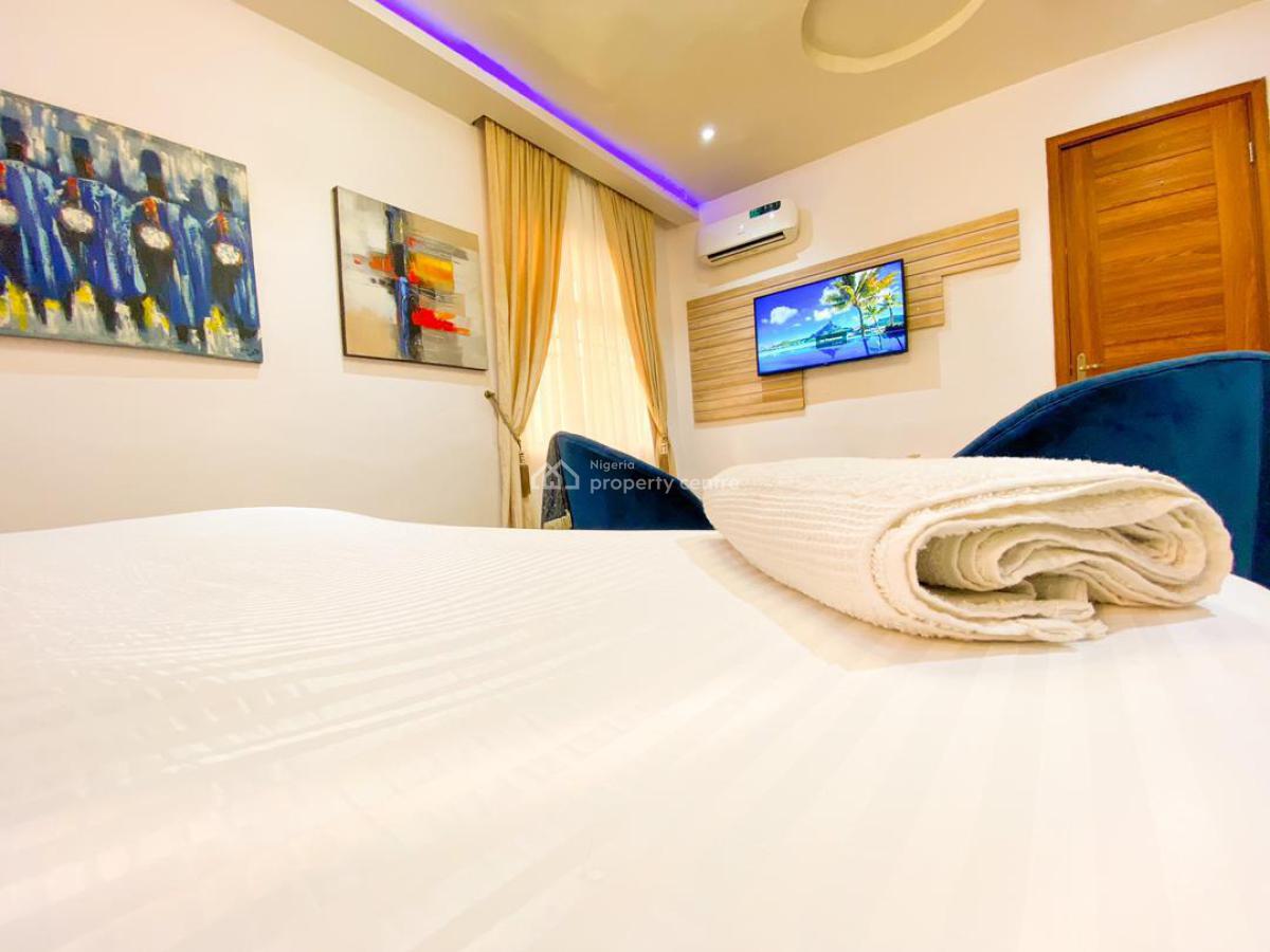 Nicely Furnished 3 Bedrooms Apartment, Lekki Phase 1, Lekki, Lagos, Flat / Apartment Short Let