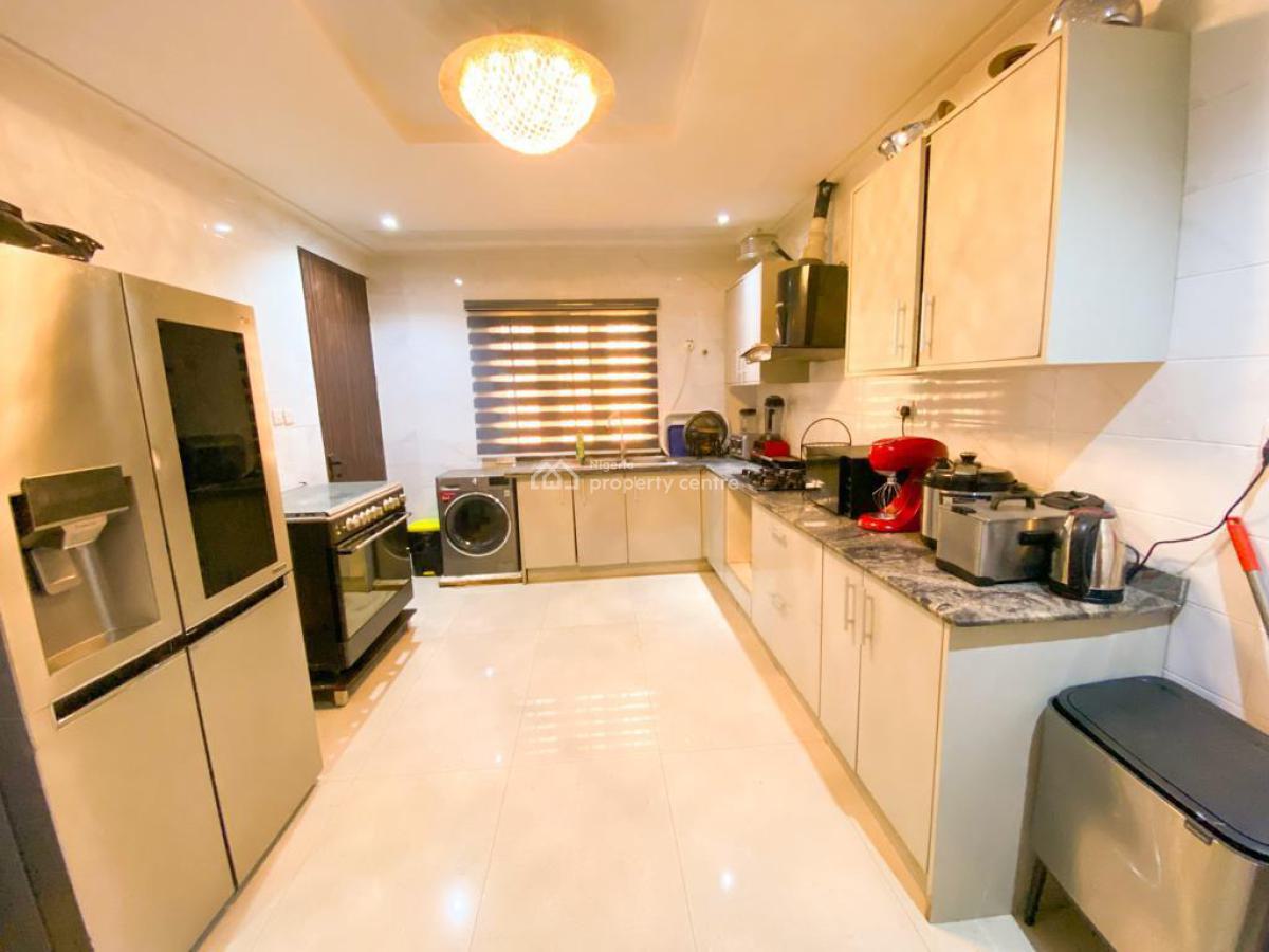 Nicely Furnished 3 Bedrooms Apartment, Lekki Phase 1, Lekki, Lagos, Flat / Apartment Short Let