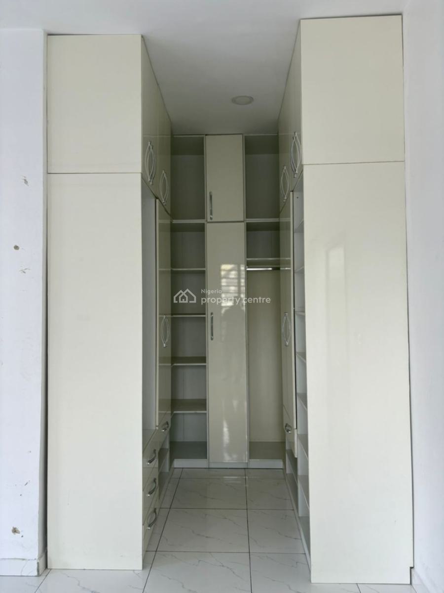 Spacious Master Bedroom with a Balcony, Lekki, Lagos, Flat / Apartment for Rent