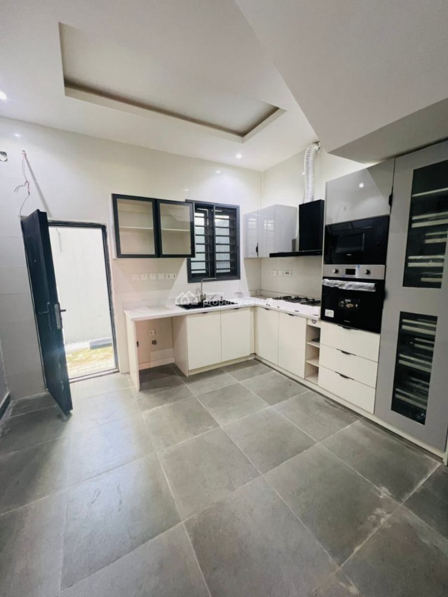 Lekki  4 Bedrooms Luxurious Duplex, Lekki Phase 1, Lekki, Lagos, Flat / Apartment for Sale