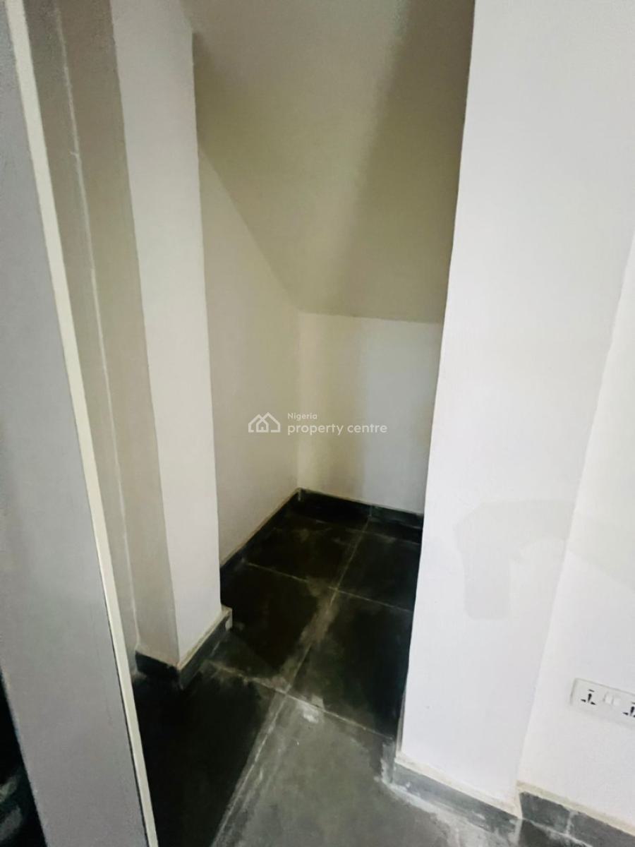 Lekki  4 Bedrooms Luxurious Duplex, Lekki Phase 1, Lekki, Lagos, Flat / Apartment for Sale