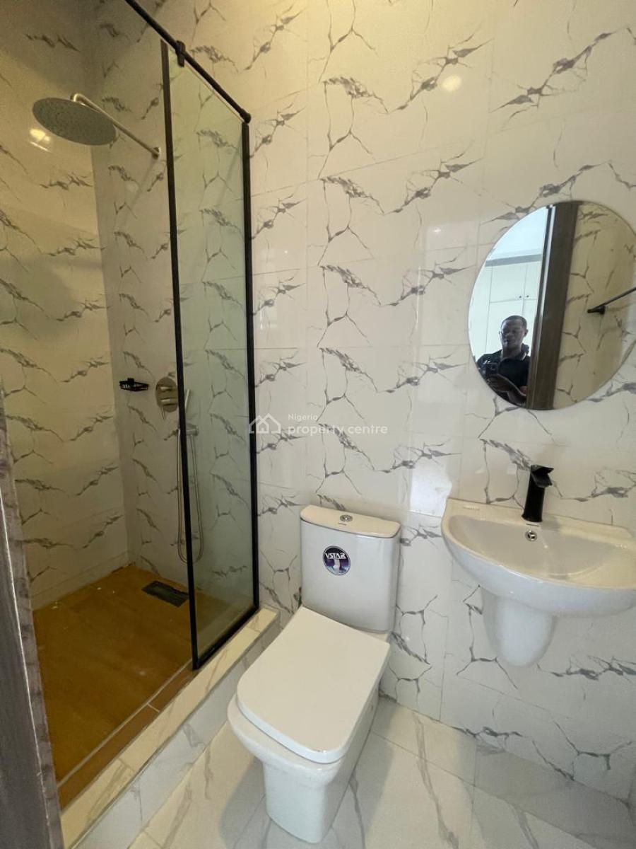 3 Bedroom Flat Upstairs 3rd Floor, Lekki Phase 1, Lekki, Lagos, Flat / Apartment for Rent