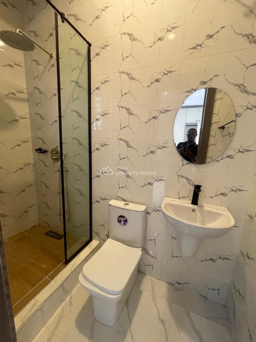 3 Bedroom Flat Upstairs 3rd Floor, Lekki Phase 1, Lekki, Lagos, Flat / Apartment for Rent