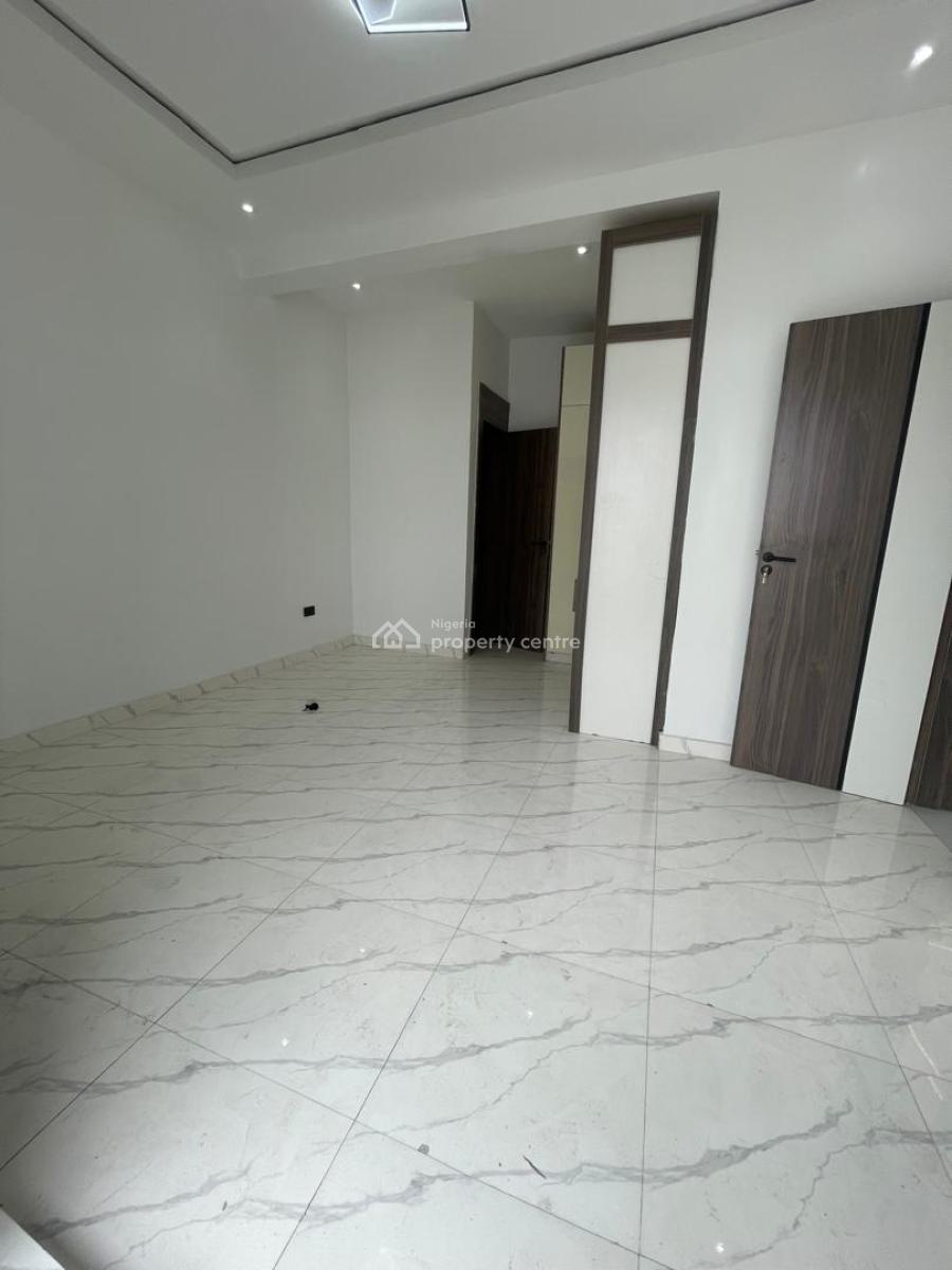 3 Bedroom Flat Upstairs 3rd Floor, Lekki Phase 1, Lekki, Lagos, Flat / Apartment for Rent