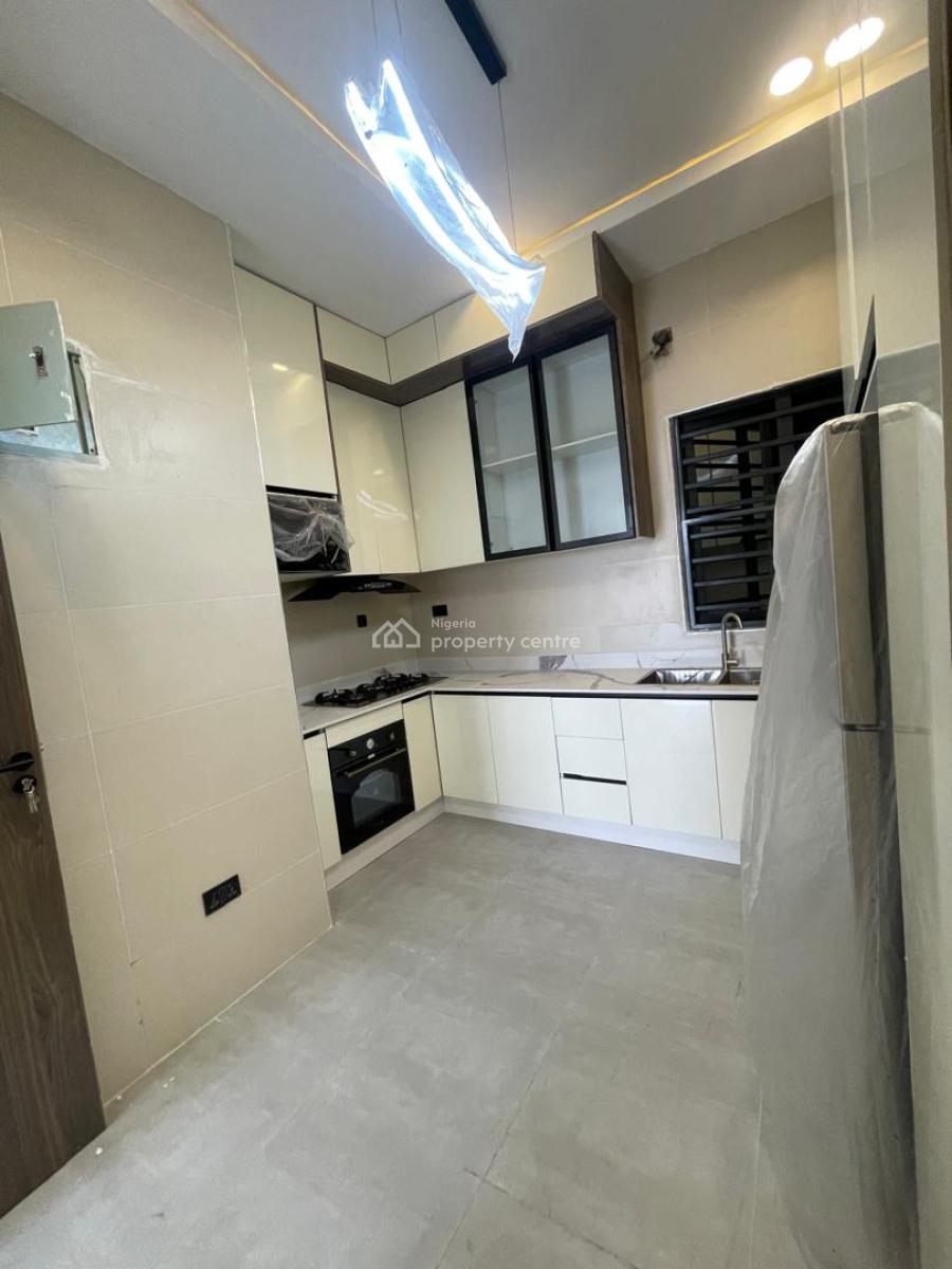 3 Bedroom Flat Upstairs 3rd Floor, Lekki Phase 1, Lekki, Lagos, Flat / Apartment for Rent