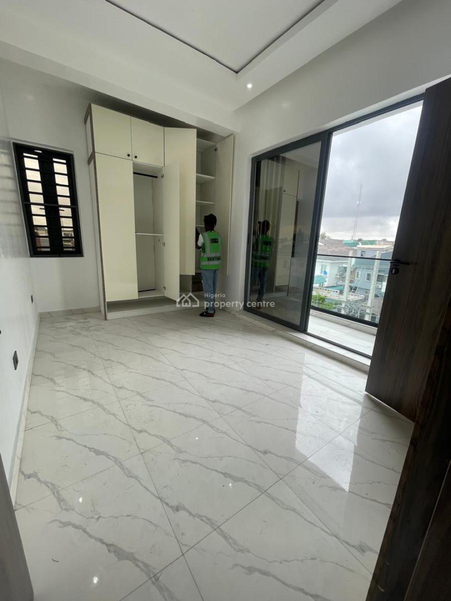 3 Bedroom Flat Upstairs 3rd Floor, Lekki Phase 1, Lekki, Lagos, Flat / Apartment for Rent