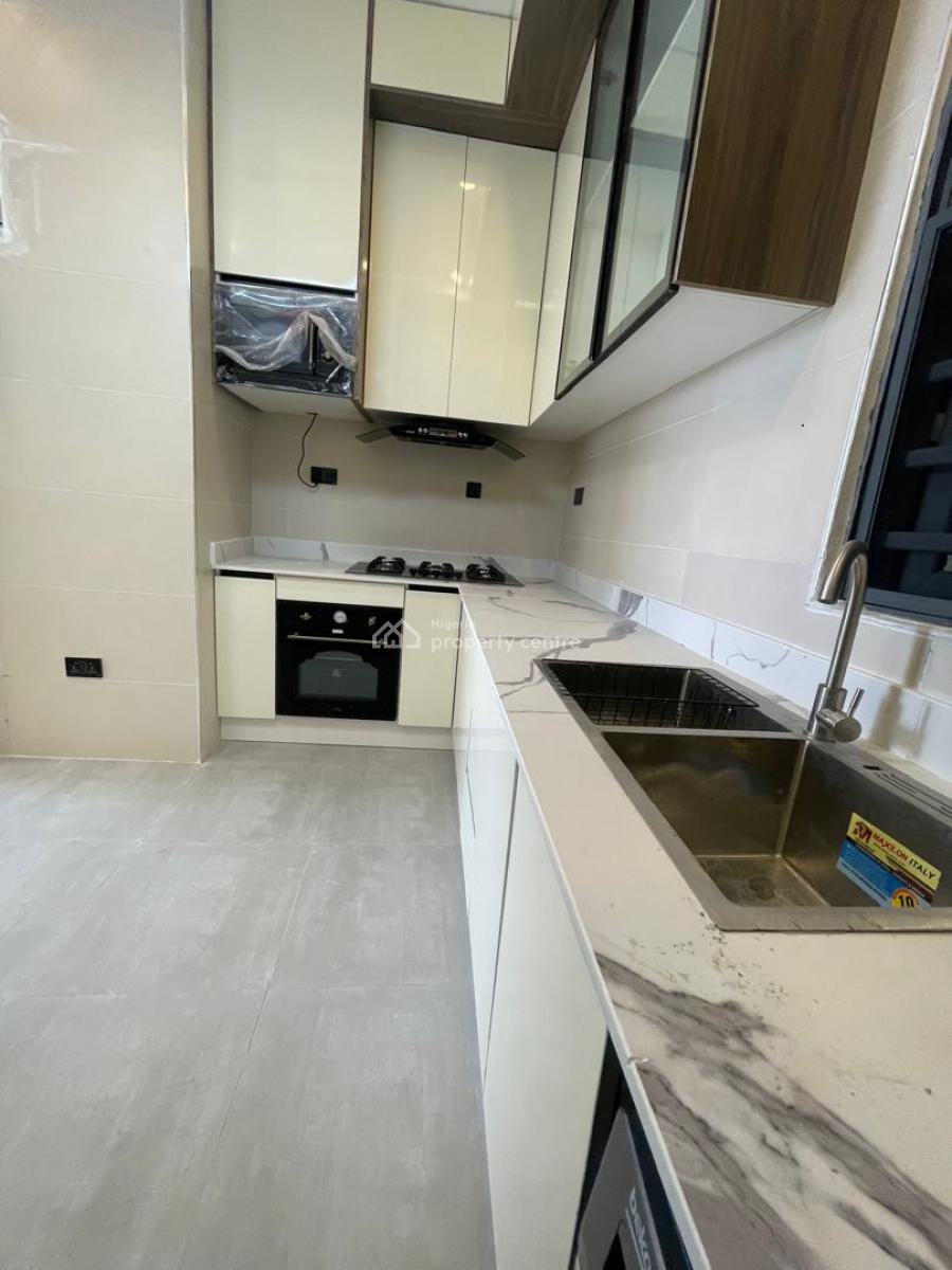 3 Bedroom Flat Upstairs 3rd Floor, Lekki Phase 1, Lekki, Lagos, Flat / Apartment for Rent