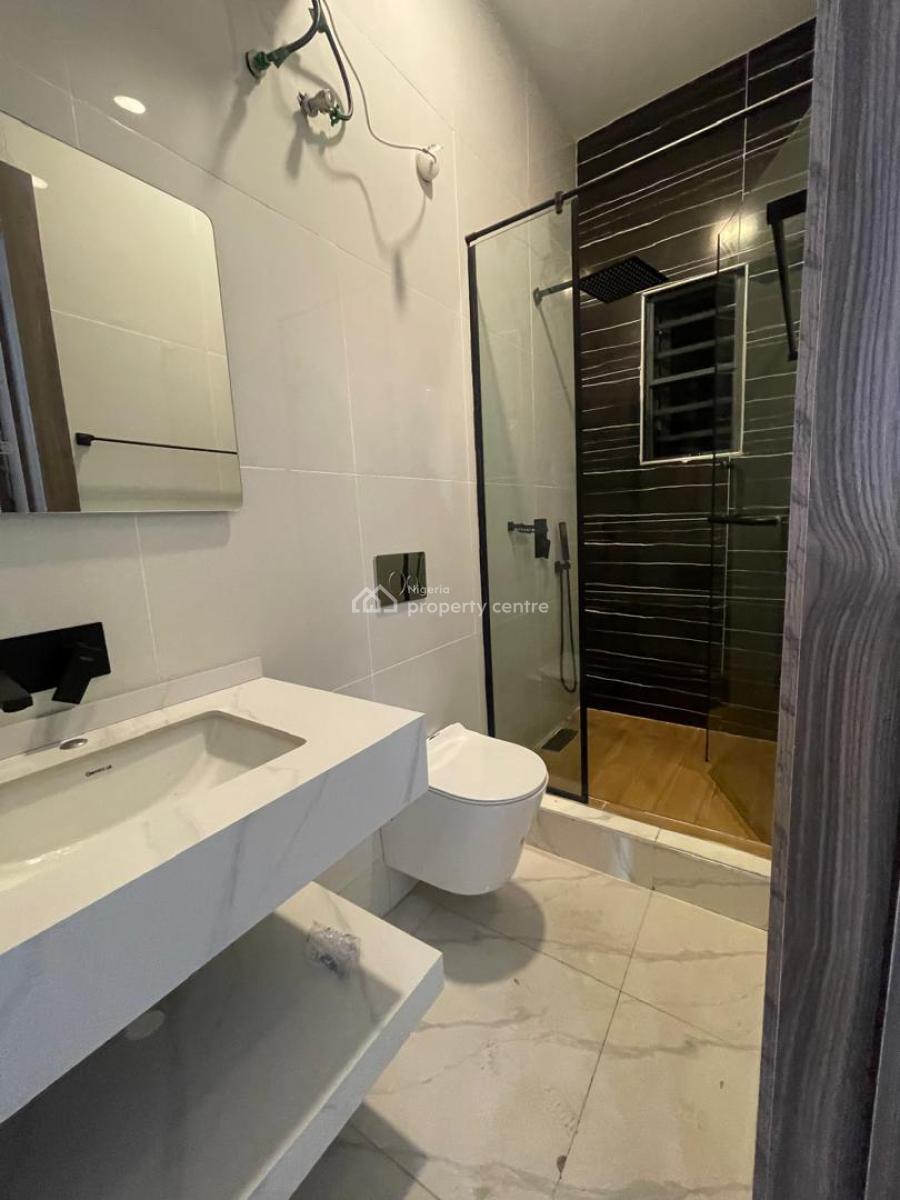 3 Bedroom Flat Upstairs 3rd Floor, Lekki Phase 1, Lekki, Lagos, Flat / Apartment for Rent