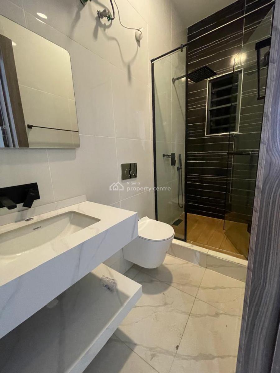 3 Bedroom Flat Upstairs 3rd Floor, Lekki Phase 1, Lekki, Lagos, Flat / Apartment for Rent