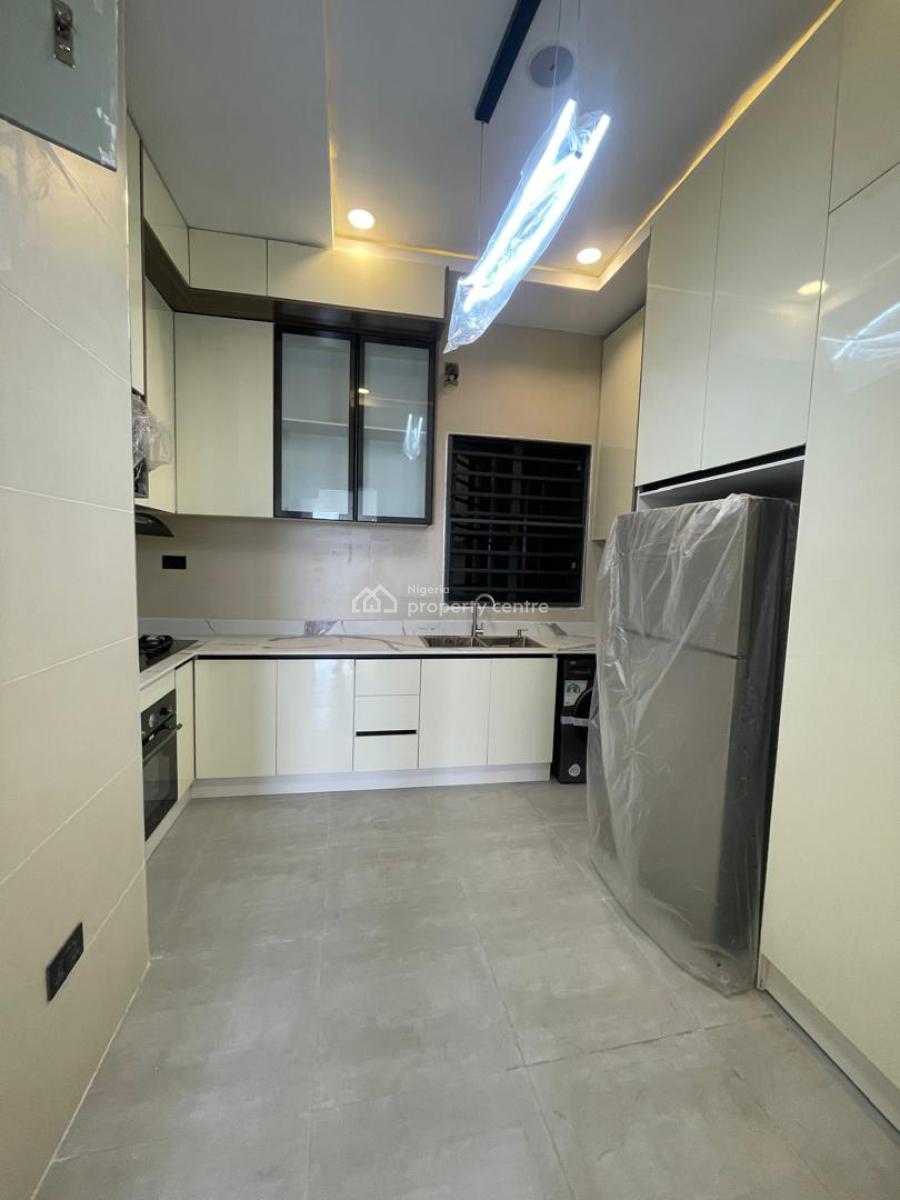 3 Bedroom Flat Upstairs 3rd Floor, Lekki Phase 1, Lekki, Lagos, Flat / Apartment for Rent