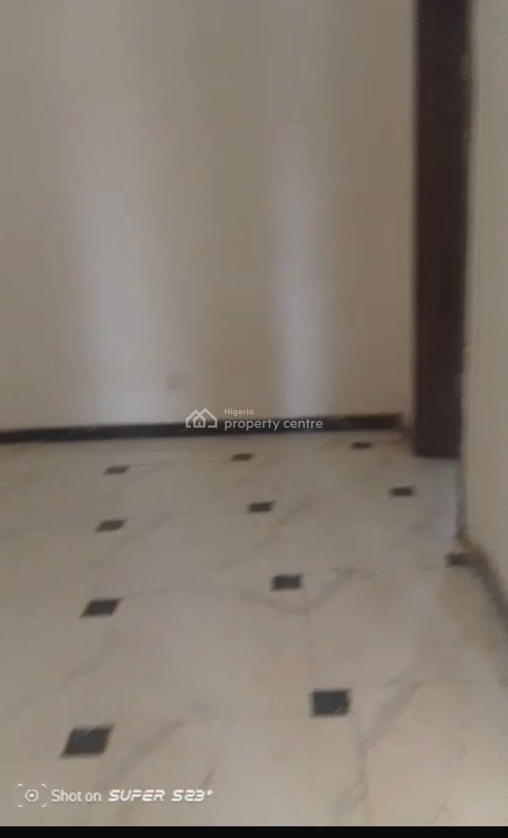 Spacious  2-bedrooms Flat  + Dinning+ Wardrobe on a Ground Floor, Maryland, Lagos, Flat / Apartment for Rent