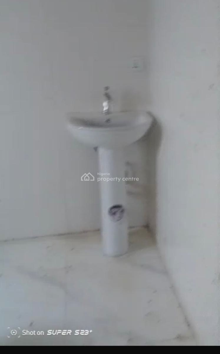 Spacious  2-bedrooms Flat  + Dinning+ Wardrobe on a Ground Floor, Maryland, Lagos, Flat / Apartment for Rent